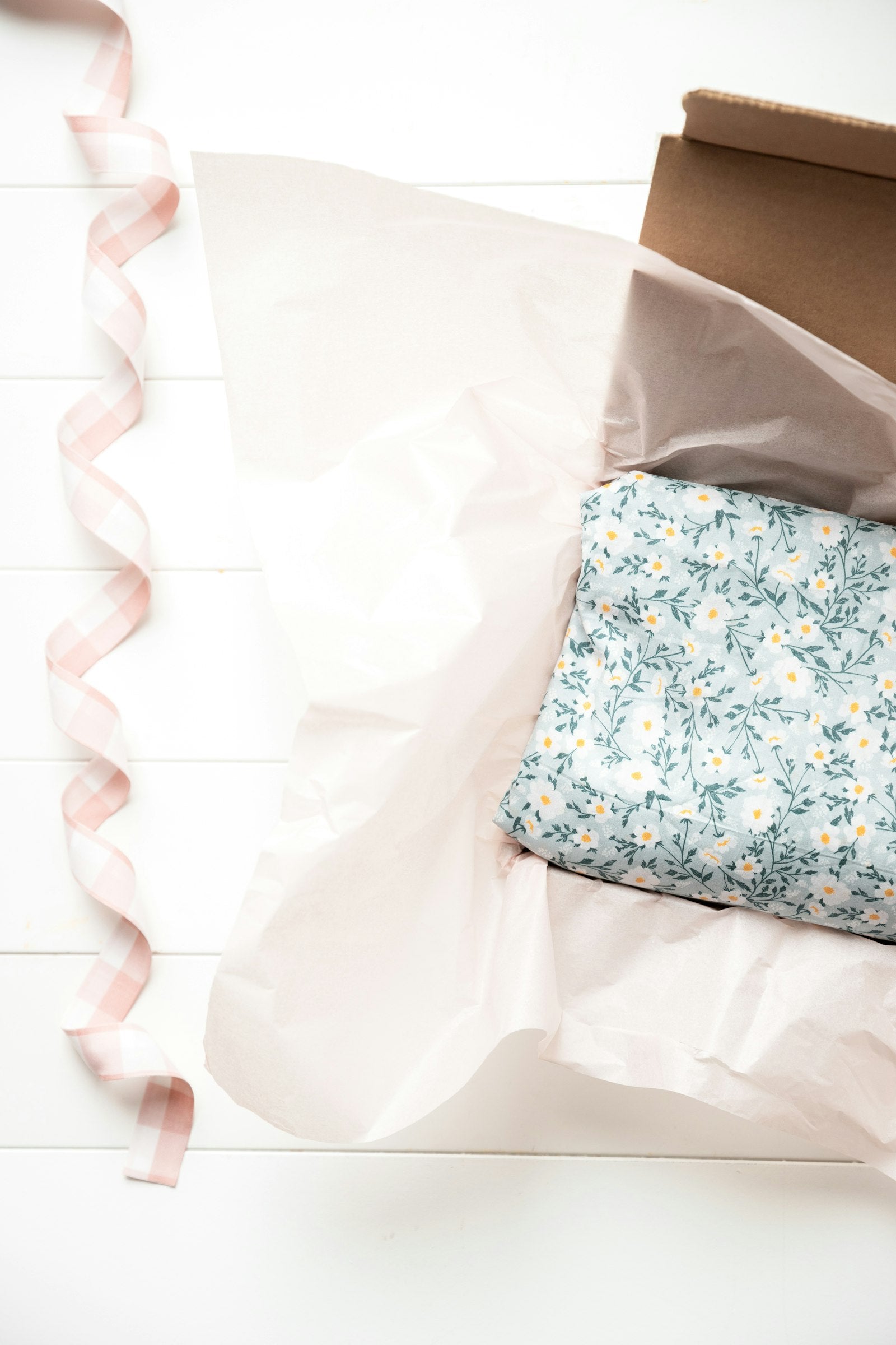 Sorgfaeltig verpacktes mylenno Produkt mit Geschenkband